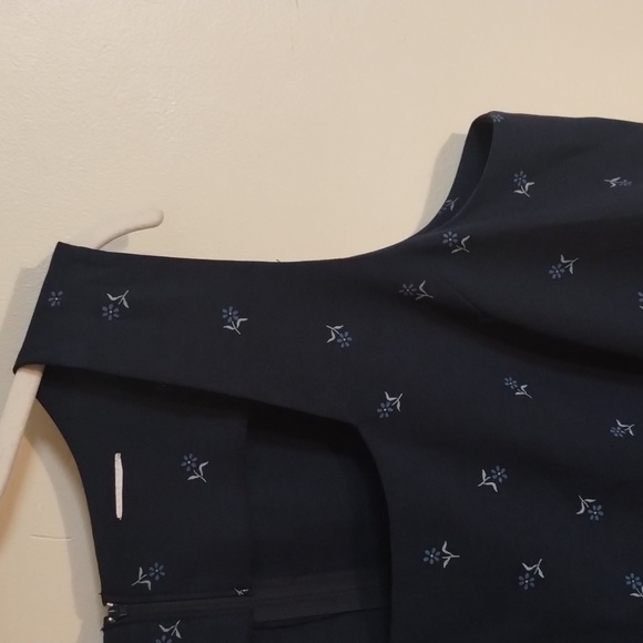 PLUS SIZE DRESS- LOVELY BLUE WITH TINY WHITE FLOWERS - SZ 16. EUC - Picture 5 of 8